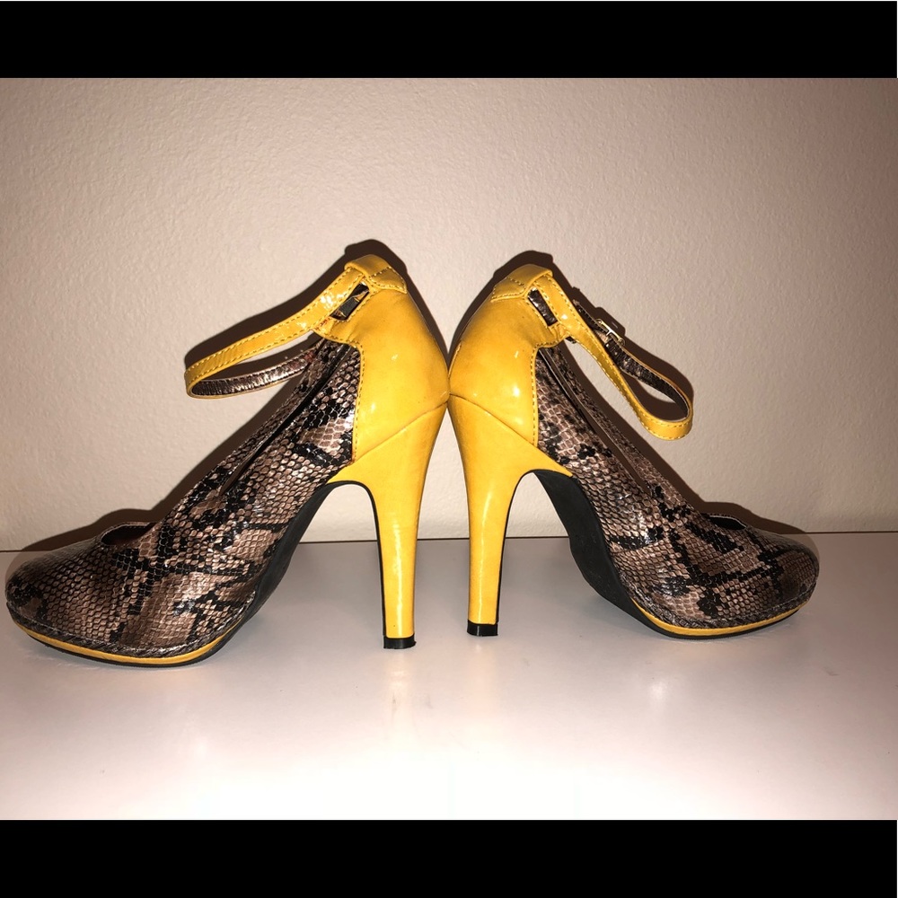 ✨mark. EUC Snakeskin/Mustard Heels!